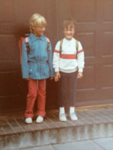 Min første skoledag sammen med en af barndomsvennerne.