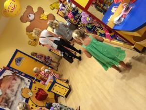 Aura-Xenia i 'Build a Bear' i Fields, København.