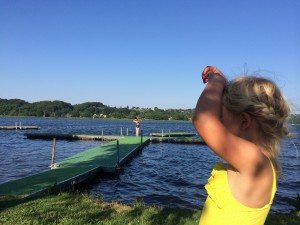 Aura-Xenia ved en af badebroerne ved Skanderborg Sø