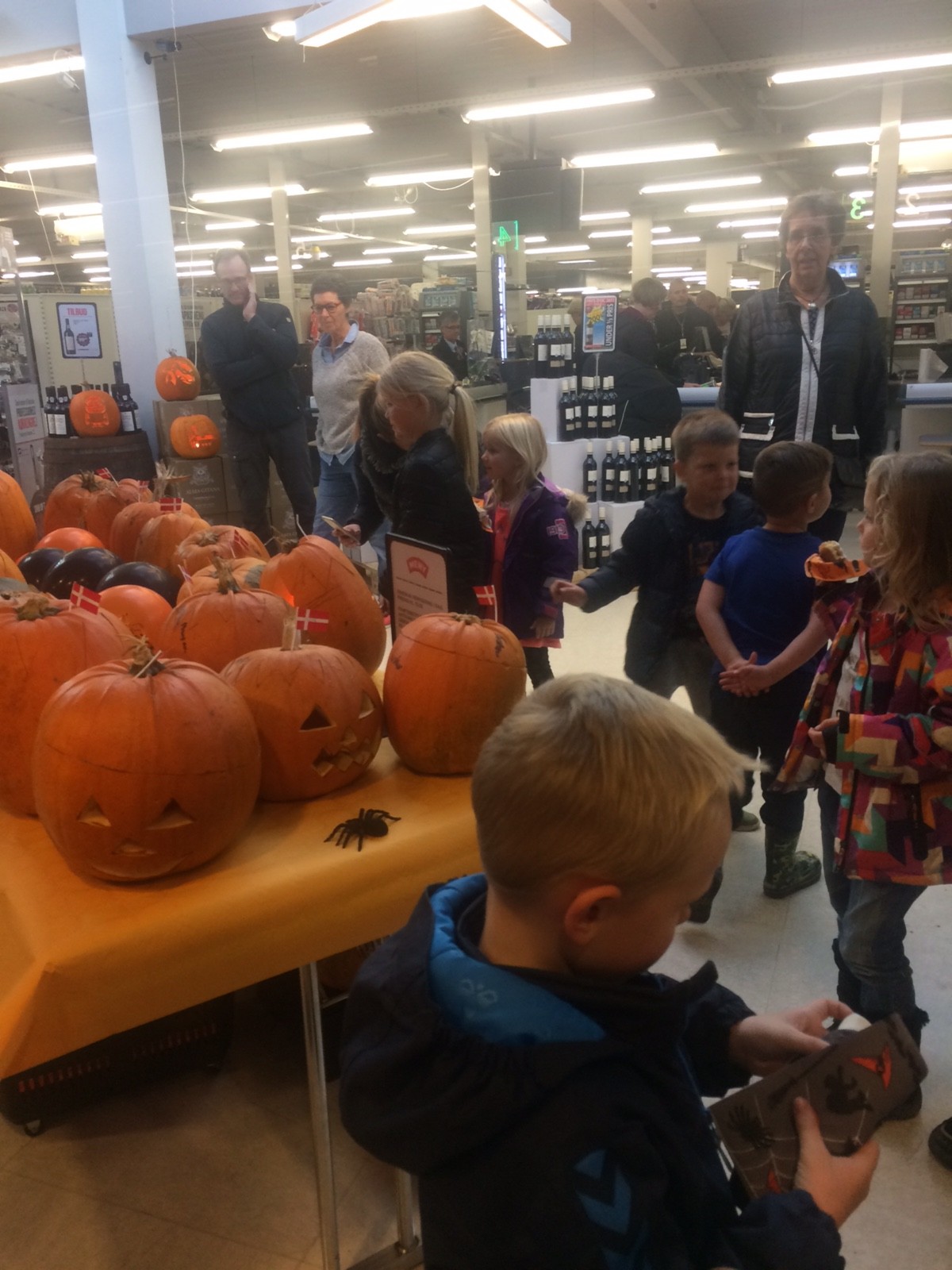 Græskarkonkurrence i forbindelse med Halloween blandt børnene i Meny, Kalundborg